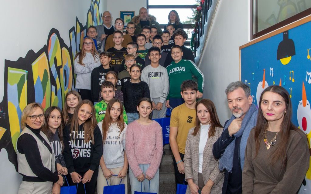 Bošnjački pisac obradovao bošnjačku djecu u Gunji