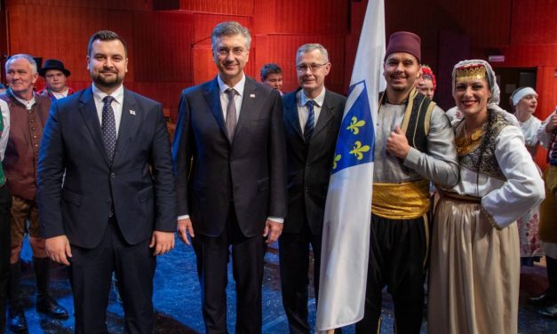 Pjesmom, plesom i nošnjama manjine pokazale raskoš svoje kulturne baštine