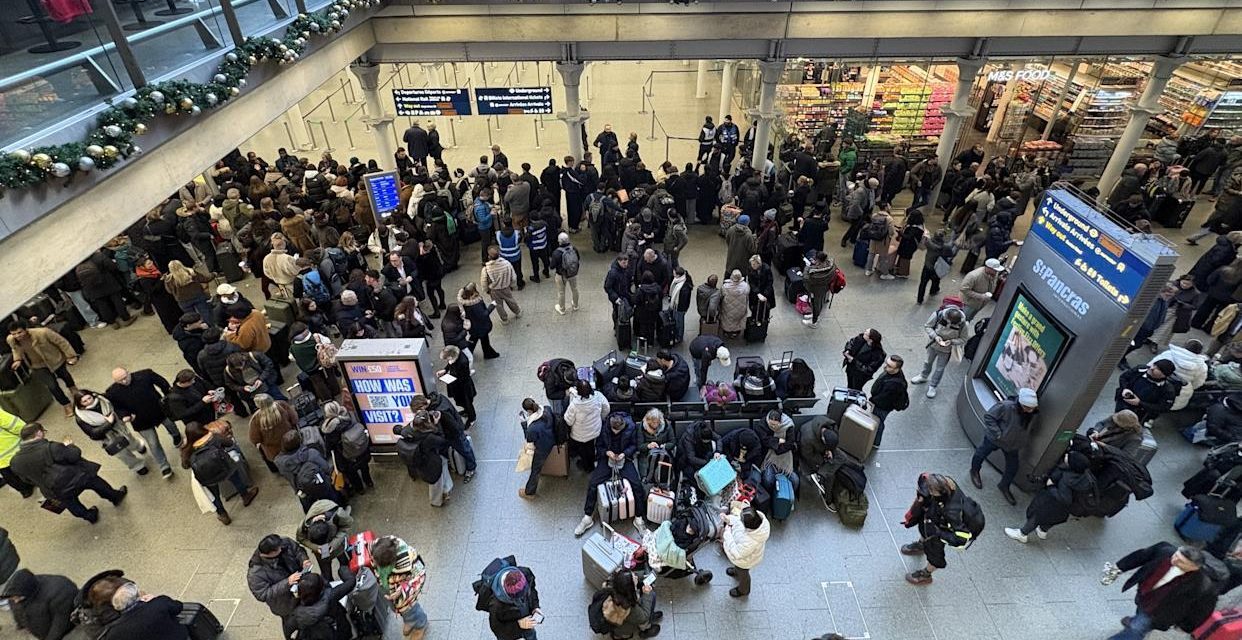 Hiljade putnika zaglavljeno uoči Nove godine