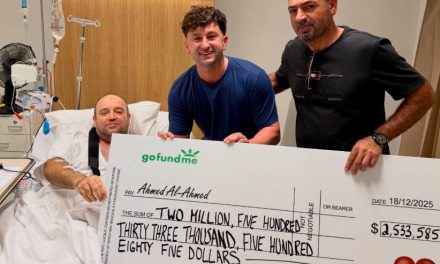 Ahmed u bolnici primio ček od 1,6 miliona dolara i poručio: “Nastavite spašavati živote”