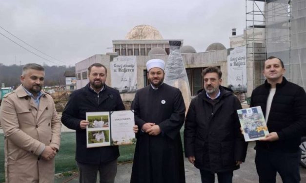 Cazinu u Hrvatskoj uručena vakufnama za Islamski centar u Maljevcu