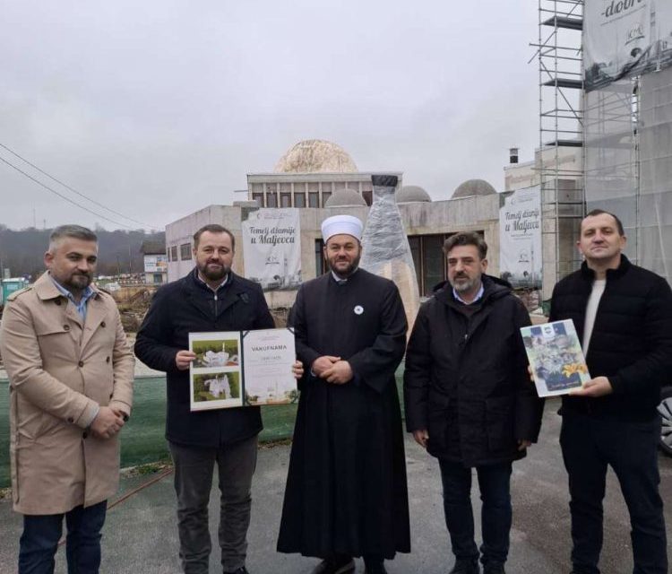 Cazinu u Hrvatskoj uručena vakufnama za Islamski centar u Maljevcu
