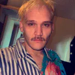 Novinar danju, vođa sotonističke pedofilske mreže noću