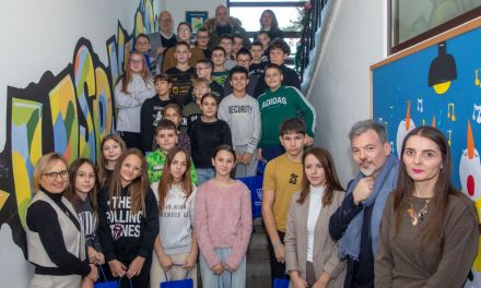 Bošnjački pisac obradovao bošnjačku djecu u Gunji