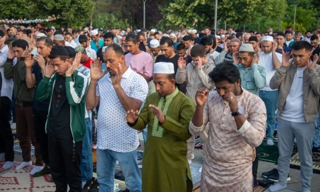 Črni muslimaneci i Lijepa naša koja postaje Lijepa svačija