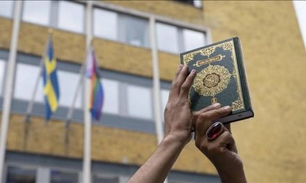 Džamija u Štokholmu: Kur'an izbušen mecima i poruka “vrijeme je da idete kući”