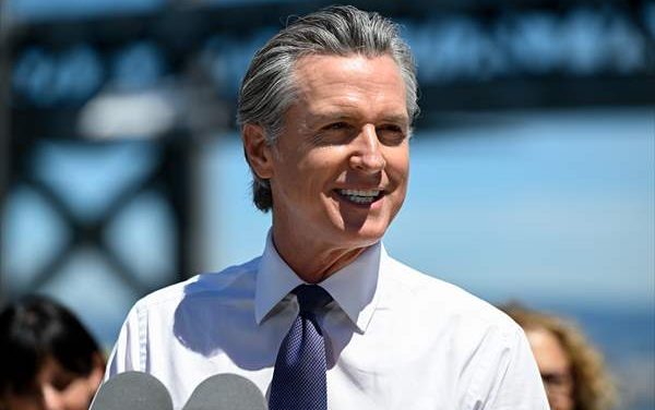 Gavin Newsom, čovjek koji udara Trumpa njegovim oružjem