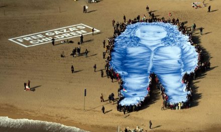 Veliko srce Barcelone: Na koncertu za Palestinu iznenada se pojavila najveća španska zvijezda Rosalia, a na plaži podignut ogromni portret Hind Rajab