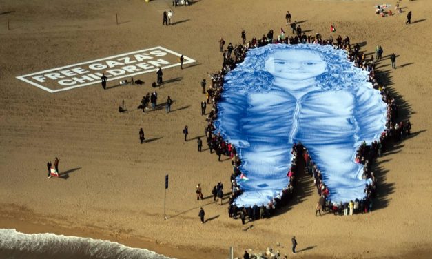 Veliko srce Barcelone: Na koncertu za Palestinu iznenada se pojavila najveća španska zvijezda Rosalia, a na plaži podignut ogromni portret Hind Rajab