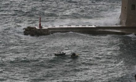 Iz mora izvučeno tijelo muškarca iz Bosne i Hercegovine koji je stradao dok se fotografirao na stijenama