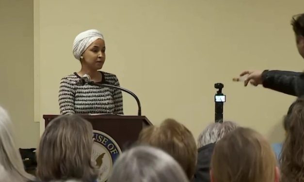 Ilhan Omar napadnuta za govornicom u gradskoj vijećnici u Minneapolisu