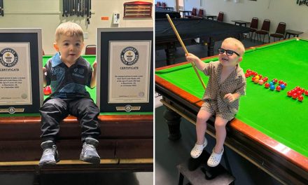 Dvogodišnji dječak “rastura” za bilijarskim stolom