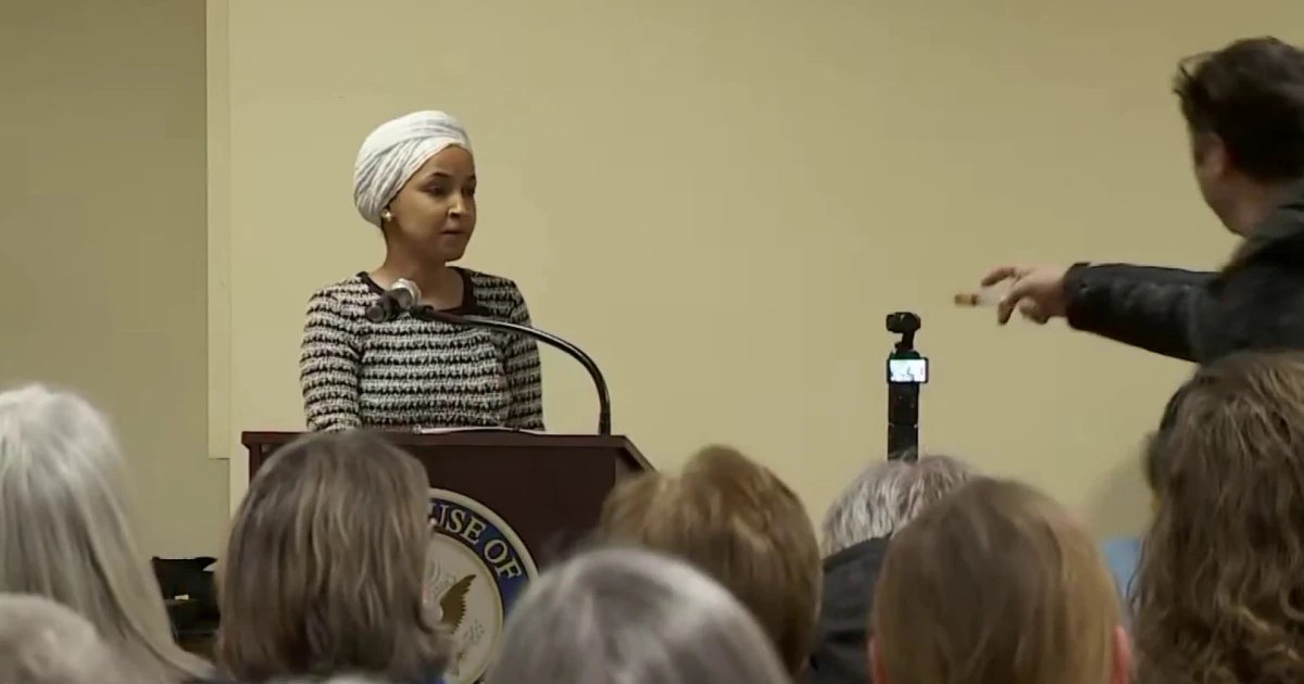 Ilhan Omar napadnuta za govornicom u gradskoj vijećnici u Minneapolisu