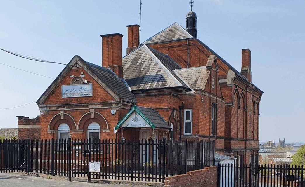 Napadi na muslimane u ramazanu: U Manchesteru oružje, u Worcesteru požar