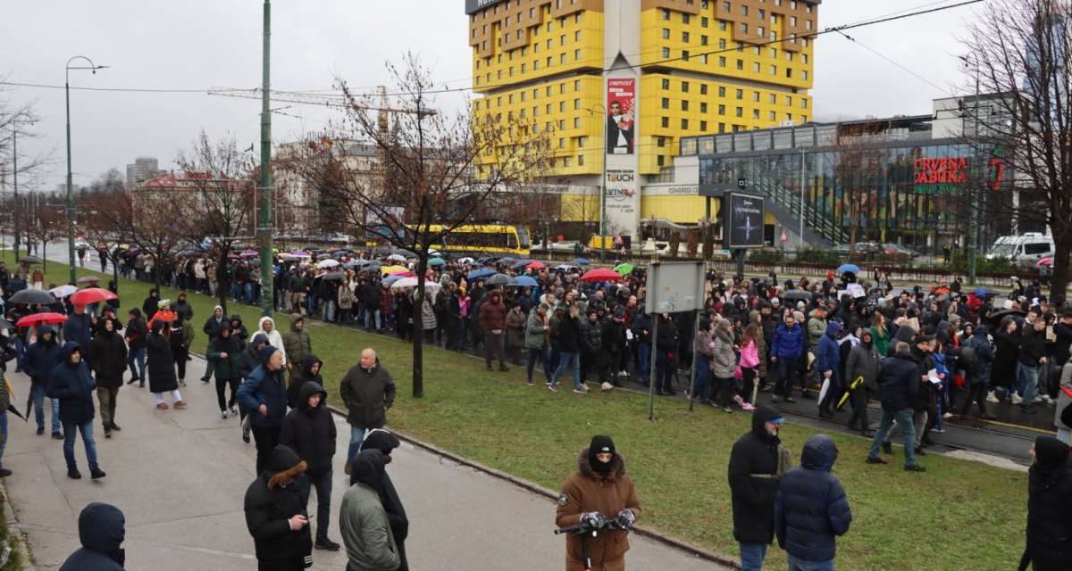 Pravda za Adnana: Počeo protest u Sarajevu, građani svjesni da se sva krivnja pokušava prebaciti na vozača tramvaja
