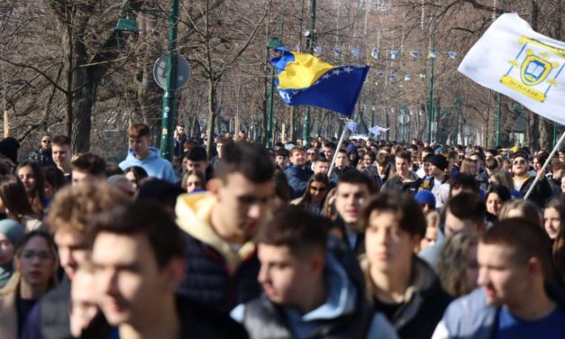 Defile 3.000 učenika povodom Dana nezavisnosti