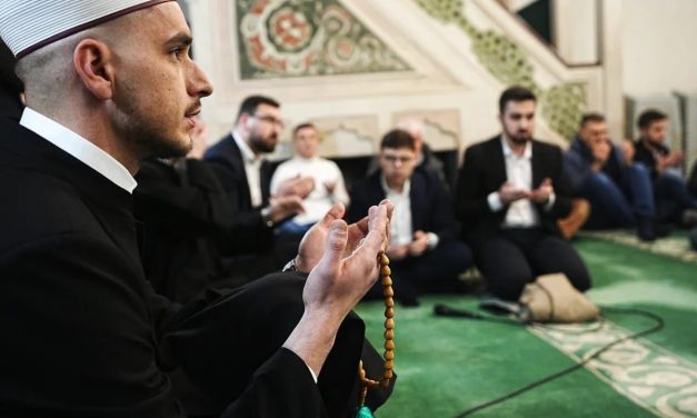 U bosanskim džamijama sinoć je obilježen Lejletul-berat