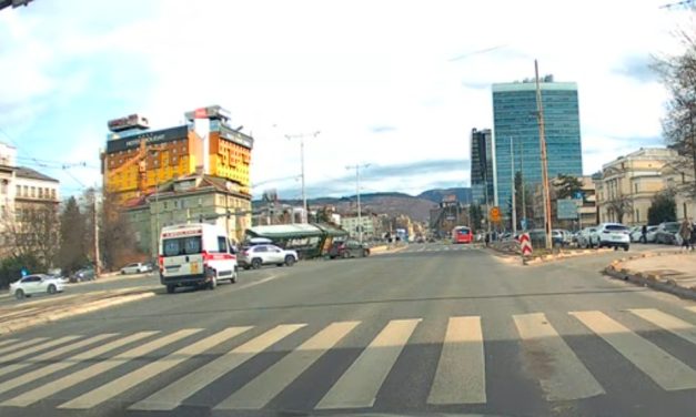 Objavljen snimak: Tramvaj velikom brzinom uletio u raskrsnicu, umalo se prevrnuo prije nego što je iskočio iz šina