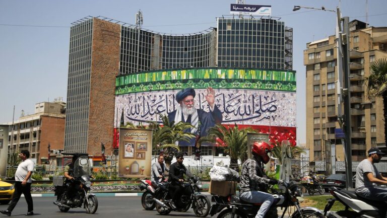 Washington gomila snage, ali nije jasno šta bi napad na Iran donio