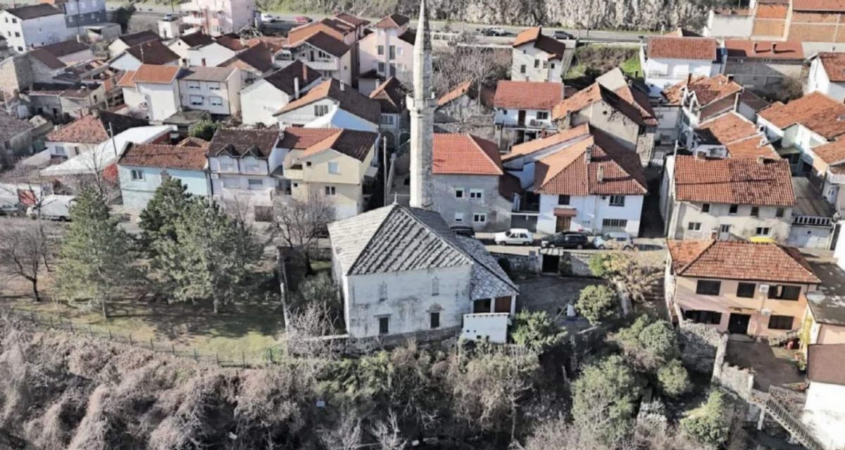 Urušio se avlijski zid jedne od najstarijih mostarskih džamija, Sevri hadži Hasanove džamije