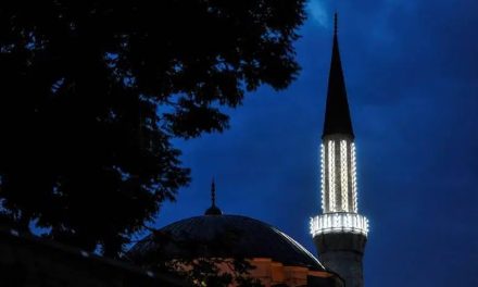 Allah dž.š. u ovoj noći spušta se na nama najbliže nebo i oprašta onima koji traže oprosta