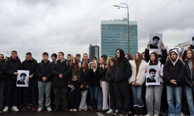 Mladi blokirali glavnu sarajevsku ulicu, Vlada KS se nije uspjela usaglasiti da proglasi dan žalosti, a GRAS tvrdi da vozač nije kriv