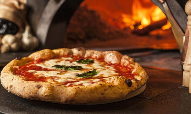 Od antičkih tanjira do napuljskih ulica: Globalna historija pizze