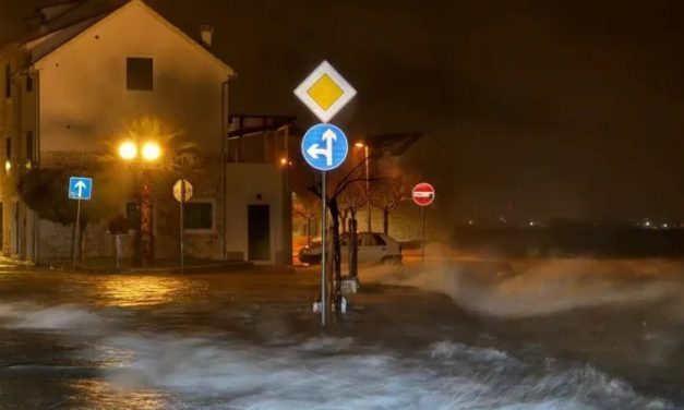 Snažna oluja u Dalmaciji: More se izlilo i potopilo ulice i kuće