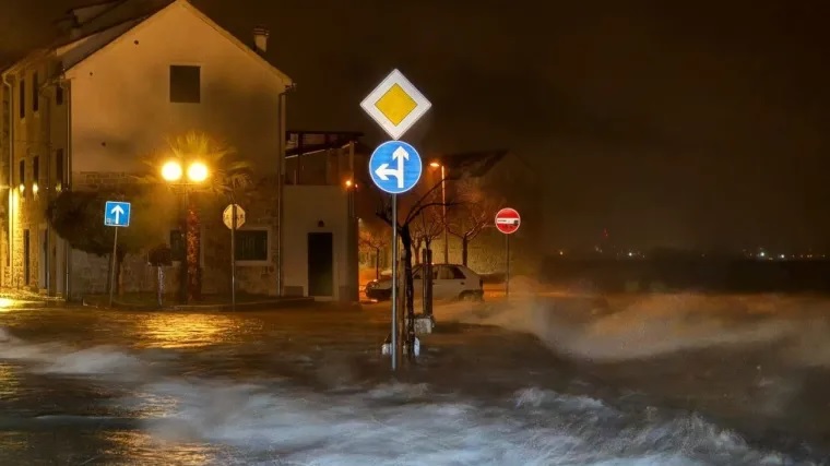 Snažna oluja u Dalmaciji: More se izlilo i potopilo ulice i kuće