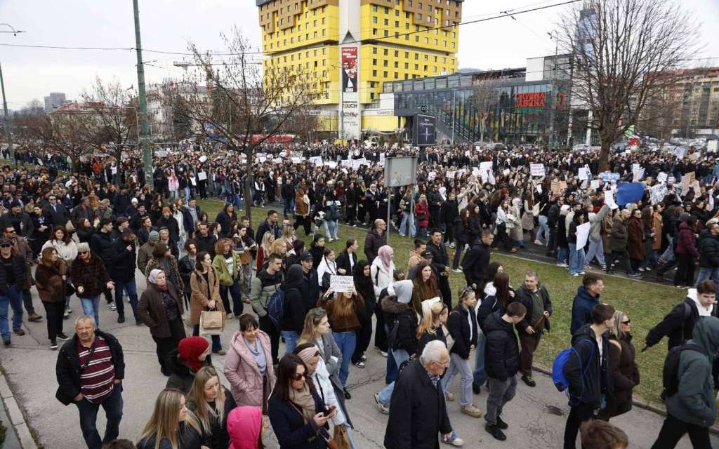 Hiljade građana ponovo na ulicama Sarajeva: Protesti četvrti dan zaredom zbog tragične tramvajske nesreće