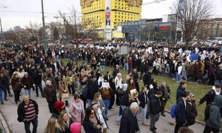Hiljade građana ponovo na ulicama Sarajeva: Protesti četvrti dan zaredom zbog tragične tramvajske nesreće