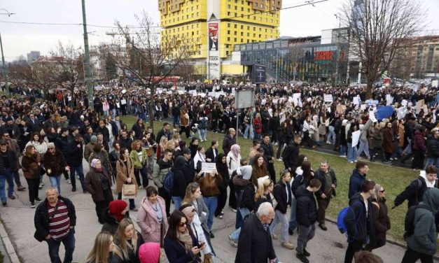 Hiljade građana ponovo na ulicama Sarajeva: Protesti četvrti dan zaredom zbog tragične tramvajske nesreće