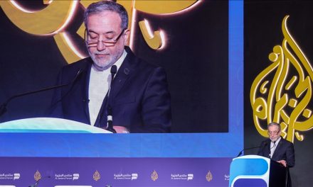 SAD šalje najveći nosač aviona prema Iranu, dok Iran testira zatvaranje Hormuškog tjesnaca