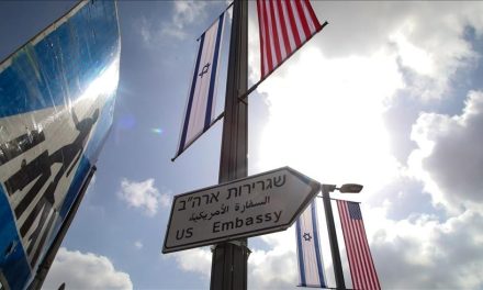 Samo što nije puklo: Najveći američki nosač aviona stigao do Izraela, State Department naredio vladinom osoblju da napusti Izrael