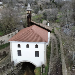 Džamija ispod koje je protiče potok