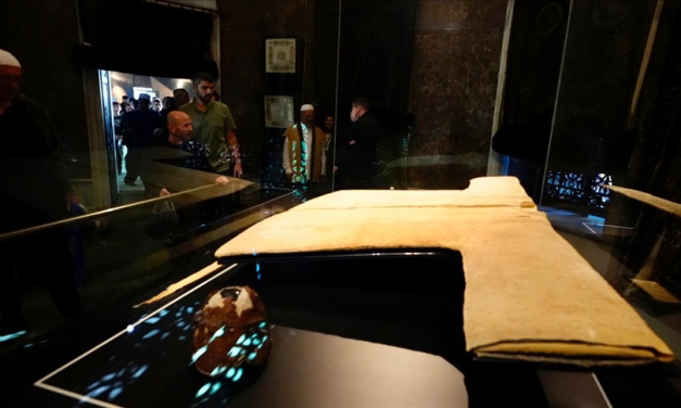 Poslanikov ogrtač, Veysel Karani i tradicija koja se njeguje stoljećima