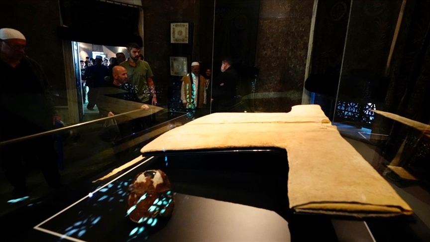 Poslanikov ogrtač, Veysel Karani i tradicija koja se njeguje stoljećima