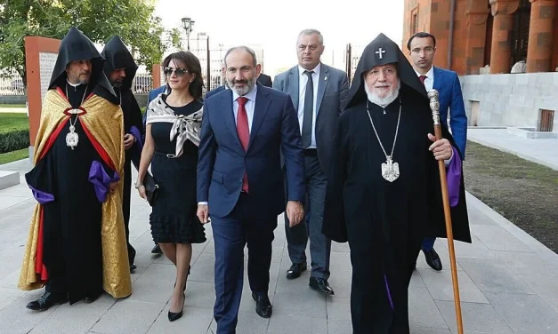 Spor politike i crkve potresa prvu kršćansku naciju