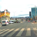 Objavljen snimak: Tramvaj velikom brzinom uletio u raskrsnicu, umalo se prvernuo prije nego što je iskočio iz šina