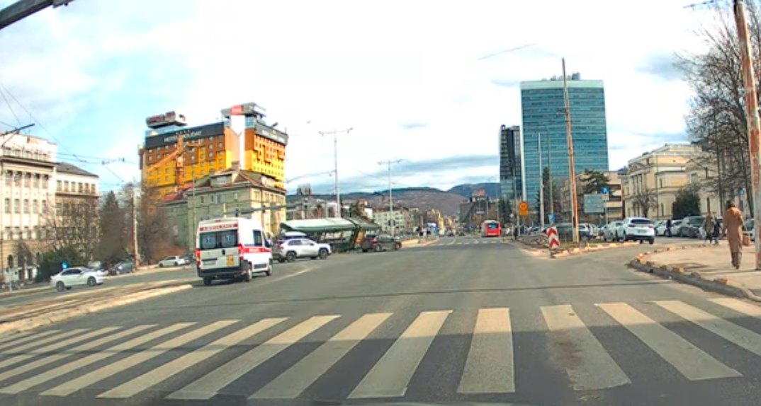 Objavljen snimak: Tramvaj velikom brzinom uletio u raskrsnicu, umalo se prevrnuo prije nego što je iskočio iz šina