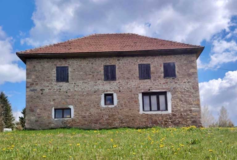 Šabova kula na Bandžovom brdu – sama i gorda