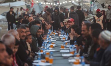 Zajednički iftar za raseljene Palestince u razorenoj Gazi