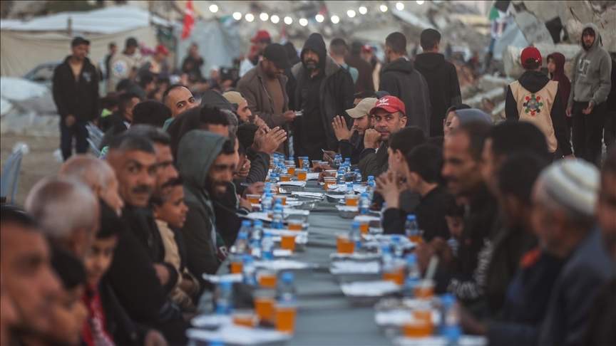 Zajednički iftar za raseljene Palestince u razorenoj Gazi