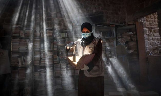 Spašavanje knjiga i rukopisa iz biblioteke Omari džamije u Gazi