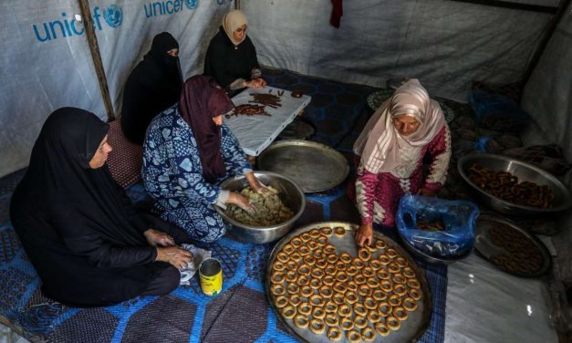 FOTOGALERIJA: Raseljene Palestinke peku bajramske kolačiće u šatorskom kampu u Gazi