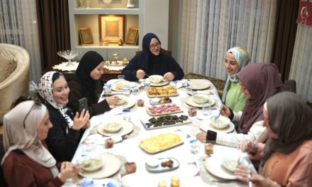 Žene koje su primile islam iz Španije, Argentine i Kolumbije na iftaru kod turske porodice u Istanbulu
