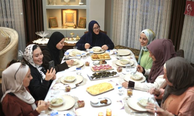 Žene koje su primile islam iz Španije, Argentine i Kolumbije na iftaru kod turske porodice u Istanbulu