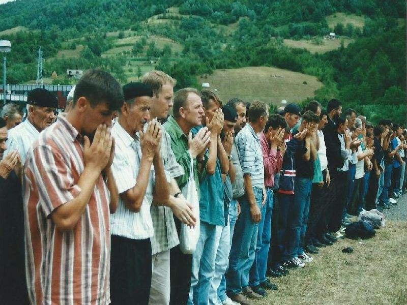 Prvo obilježavanje genocida bilo je 1997. u Kladnju, a prva dženaza u Potočarima 2003. godine