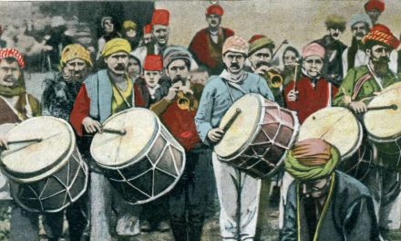 Bajramski topovi, bubnjevi, bajraci i tekbiri