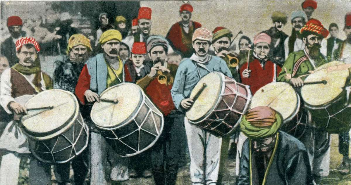Bajramski topovi, bubnjevi, bajraci i tekbiri